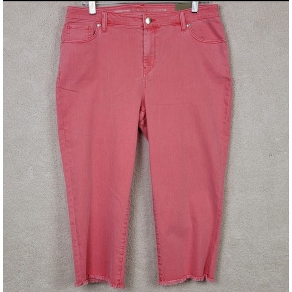 Chico's NEW Women's Size 10 Coral Perfect Girlfriend Slim Capri Fray Hem Jeans - Picture 2 of 15